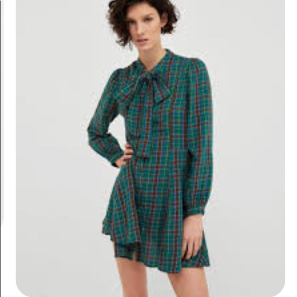 NWOT Green plaid tie front long sleeved skater dress. Size Med .